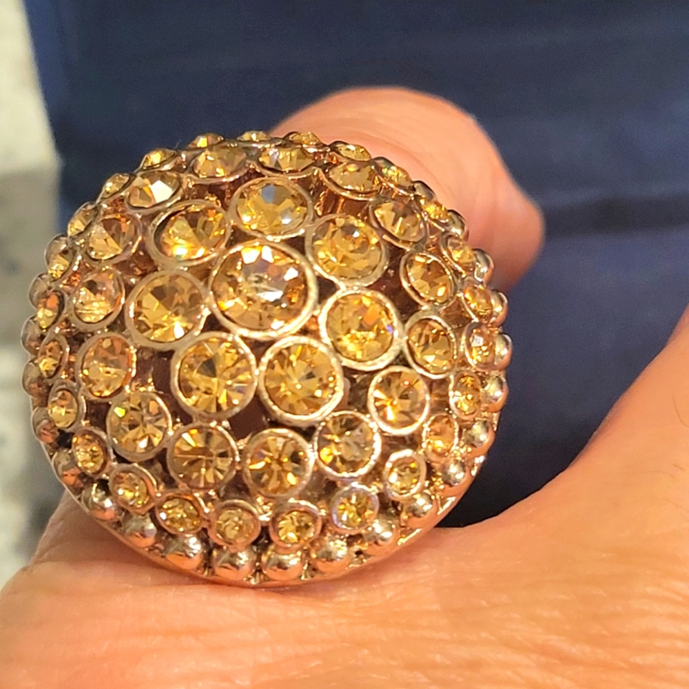 BEAUTIFUL BIG STATEMENT RHINESTONE AND ROSE GOLD PLATED RING SIZE 7